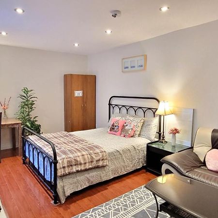 Mainfloor Spacious Room In Toronto Exterior foto